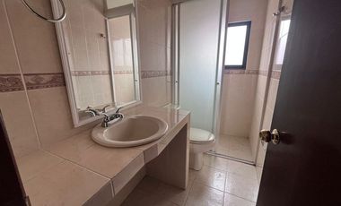 Casa en RENTA Toluca, zona aeropuerto, remodelada, doble filtro de seguridad.