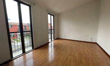 Casa en RENTA Toluca, zona aeropuerto, remodelada, doble filtro de seguridad.