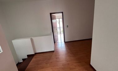 Casa en RENTA Toluca, zona aeropuerto, remodelada, doble filtro de seguridad.