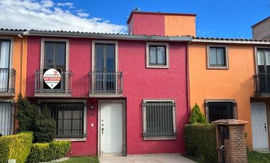 Casa en RENTA Toluca, zona aeropuerto, remodelada, doble filtro de seguridad.