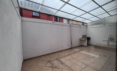 Casa en RENTA Toluca, zona aeropuerto, remodelada, doble filtro de seguridad.