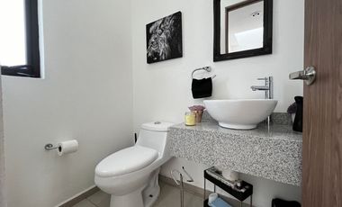 Casa en RENTA Toluca, cercana a Plaza Santín, dentro de Fraccionamiento nuevo, doble filtro de seguridad.