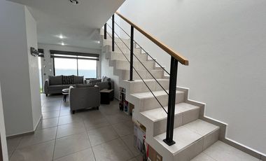 Casa en RENTA Toluca, cercana a Plaza Santín, dentro de Fraccionamiento nuevo, doble filtro de seguridad.