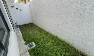 Casa en RENTA Toluca, cercana a Plaza Santín, dentro de Fraccionamiento nuevo, doble filtro de seguridad.