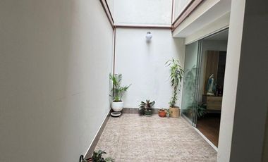 Venta de Casa de 4 Pisos  – Santiago de Surco