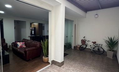 Venta de Casa de 4 Pisos  – Santiago de Surco