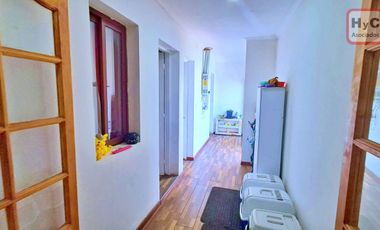 Hogar familiar: luminoso, seguro y con patio