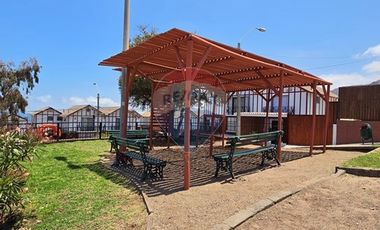 CASA EN PARQUE INGLES 4D 3B  PATIO AMPLIO