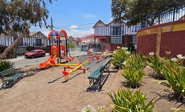 CASA EN PARQUE INGLES 4D 3B  PATIO AMPLIO