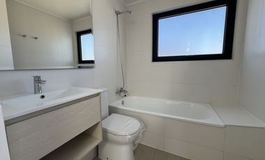 SE VENDE CASA DE 2 PISOS EN BOSQUES DE MONTEMAR (CÓD. 571)