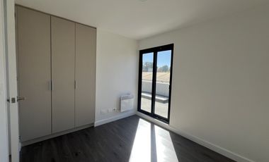 SE VENDE CASA DE 2 PISOS EN BOSQUES DE MONTEMAR (CÓD. 571)