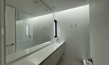 SE VENDE CASA DE 2 PISOS EN BOSQUES DE MONTEMAR (CÓD. 571)