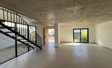 SE VENDE CASA DE 2 PISOS EN BOSQUES DE MONTEMAR (CÓD. 571)