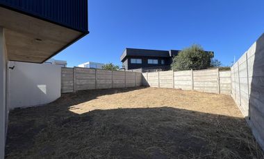 SE VENDE CASA DE 2 PISOS EN BOSQUES DE MONTEMAR (CÓD. 571)