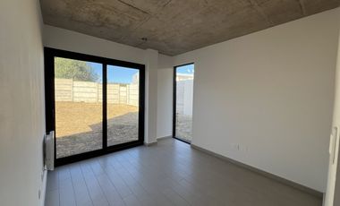 SE VENDE CASA DE 2 PISOS EN BOSQUES DE MONTEMAR (CÓD. 571)