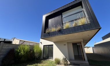SE VENDE CASA DE 2 PISOS EN BOSQUES DE MONTEMAR (CÓD. 571)
