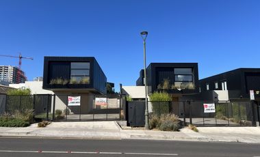 SE VENDE CASA DE 2 PISOS EN BOSQUES DE MONTEMAR (CÓD. 571)
