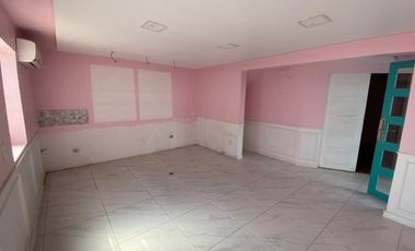 SE ARRIENDA CASA COMERCIAL EN AV. LAS CONDES (CÓD. 569)