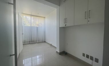 SE ARRIENDA OFICINA EN REÑACA