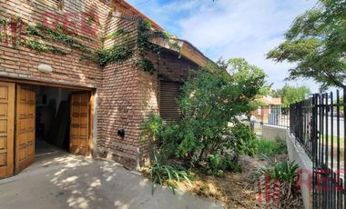 Vende Casa 2 dormitorios y  Monoambiente en Cipolletti