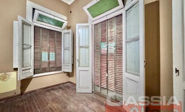 CASA CORTE ANTIGUO RECICLADA LOTE PROPIO JARDIN AL FTE. FONDO LIBRE Y 3 DORMITORIOS