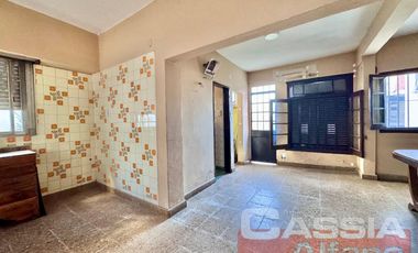 CASA CORTE ANTIGUO RECICLADA LOTE PROPIO JARDIN AL FTE. FONDO LIBRE Y 3 DORMITORIOS