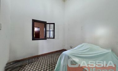 CASA CORTE ANTIGUO RECICLADA LOTE PROPIO JARDIN AL FTE. FONDO LIBRE Y 3 DORMITORIOS