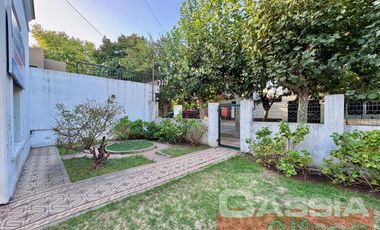 CASA CORTE ANTIGUO RECICLADA LOTE PROPIO JARDIN AL FTE. FONDO LIBRE Y 3 DORMITORIOS