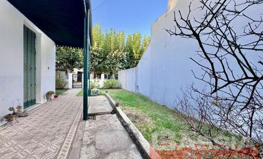 CASA CORTE ANTIGUO RECICLADA LOTE PROPIO JARDIN AL FTE. FONDO LIBRE Y 3 DORMITORIOS