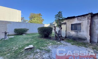 CASA CORTE ANTIGUO RECICLADA LOTE PROPIO JARDIN AL FTE. FONDO LIBRE Y 3 DORMITORIOS