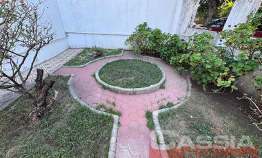 CASA CORTE ANTIGUO RECICLADA LOTE PROPIO JARDIN AL FTE. FONDO LIBRE Y 3 DORMITORIOS