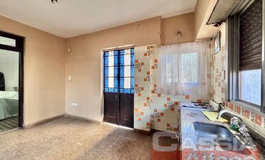 CASA CORTE ANTIGUO RECICLADA LOTE PROPIO JARDIN AL FTE. FONDO LIBRE Y 3 DORMITORIOS