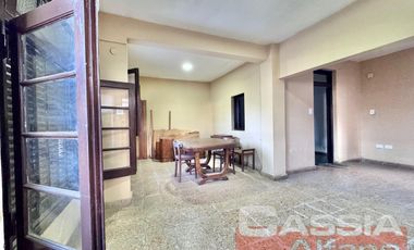 CASA CORTE ANTIGUO RECICLADA LOTE PROPIO JARDIN AL FTE. FONDO LIBRE Y 3 DORMITORIOS