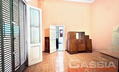 CASA CORTE ANTIGUO RECICLADA LOTE PROPIO JARDIN AL FTE. FONDO LIBRE Y 3 DORMITORIOS