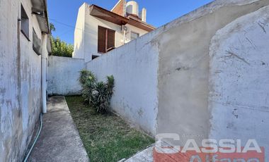 CASA CORTE ANTIGUO RECICLADA LOTE PROPIO JARDIN AL FTE. FONDO LIBRE Y 3 DORMITORIOS