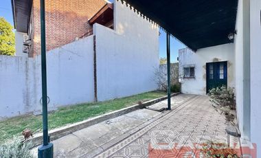 CASA CORTE ANTIGUO RECICLADA LOTE PROPIO JARDIN AL FTE. FONDO LIBRE Y 3 DORMITORIOS