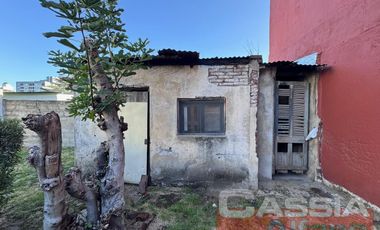 CASA CORTE ANTIGUO RECICLADA LOTE PROPIO JARDIN AL FTE. FONDO LIBRE Y 3 DORMITORIOS