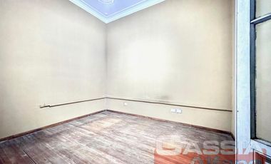CASA CORTE ANTIGUO RECICLADA LOTE PROPIO JARDIN AL FTE. FONDO LIBRE Y 3 DORMITORIOS