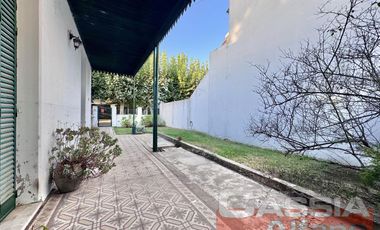 CASA CORTE ANTIGUO RECICLADA LOTE PROPIO JARDIN AL FTE. FONDO LIBRE Y 3 DORMITORIOS