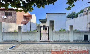 CASA CORTE ANTIGUO RECICLADA LOTE PROPIO JARDIN AL FTE. FONDO LIBRE Y 3 DORMITORIOS