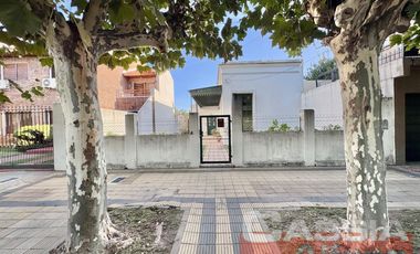 CASA CORTE ANTIGUO RECICLADA LOTE PROPIO JARDIN AL FTE. FONDO LIBRE Y 3 DORMITORIOS