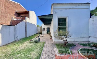 CASA CORTE ANTIGUO RECICLADA LOTE PROPIO JARDIN AL FTE. FONDO LIBRE Y 3 DORMITORIOS