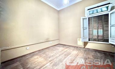CASA CORTE ANTIGUO RECICLADA LOTE PROPIO JARDIN AL FTE. FONDO LIBRE Y 3 DORMITORIOS