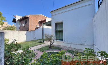 CASA CORTE ANTIGUO RECICLADA LOTE PROPIO JARDIN AL FTE. FONDO LIBRE Y 3 DORMITORIOS