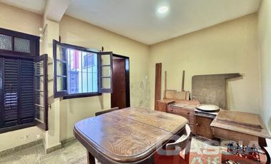 CASA CORTE ANTIGUO RECICLADA LOTE PROPIO JARDIN AL FTE. FONDO LIBRE Y 3 DORMITORIOS