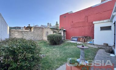 CASA CORTE ANTIGUO RECICLADA LOTE PROPIO JARDIN AL FTE. FONDO LIBRE Y 3 DORMITORIOS