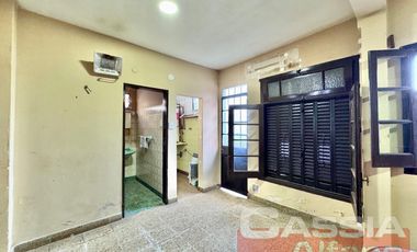 CASA CORTE ANTIGUO RECICLADA LOTE PROPIO JARDIN AL FTE. FONDO LIBRE Y 3 DORMITORIOS