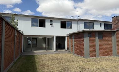 CASA UBICADA  EN Av. Fuente de Barcaza, San Andrés Ocotlán