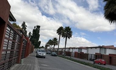 CASA UBICADA  EN Av. Fuente de Barcaza, San Andrés Ocotlán