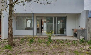 ALQUILER CASA Gonnet 3 DORMITORIOS A ESTRENAR